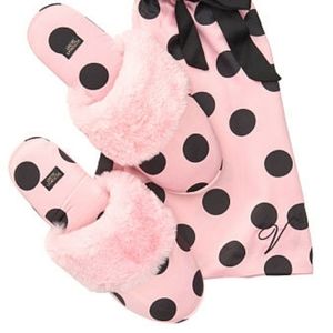 🛍️ SOLD VICTORIA'S SECRET SLIPPERS
